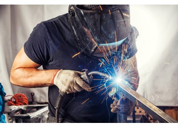 電焊工手套絕緣嗎？