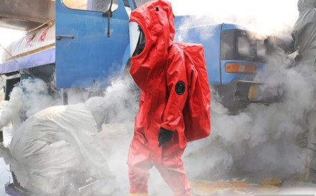 穿戴重型防化服，做好防護安全措施