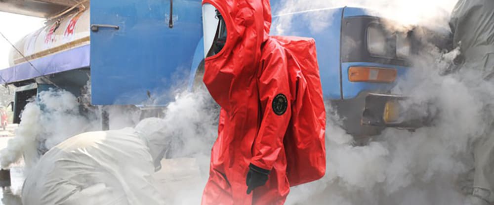 穿戴重型防化服，做好防護(hù)安全措施