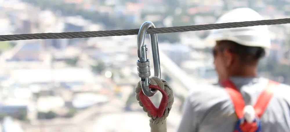 防墜落套裝：類型、穿戴和保養(yǎng)指南