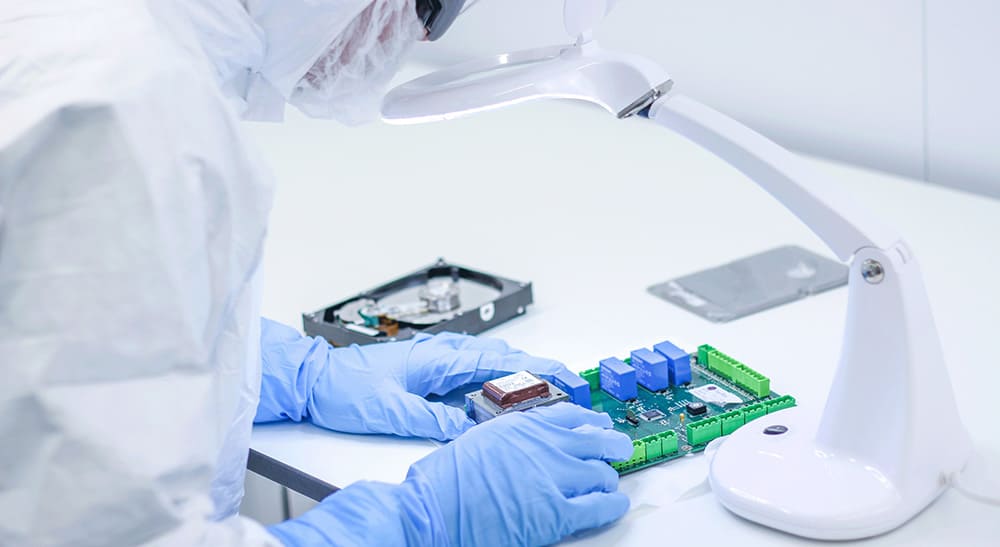 電子設(shè)備類工廠為什么必須穿防靜電安全鞋？